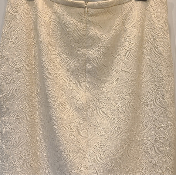 Polyester embossed print creme skirt - Picture 3 of 4
